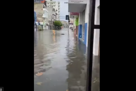 Vídeo: Tempestade deixa rastros de destruição e alagamentos em Patos