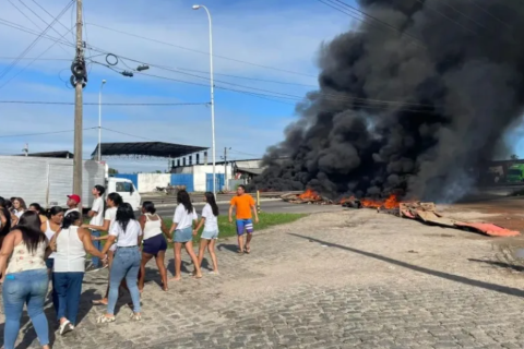 Manifestantes fecham BR-230 em João Pessoa para protestar contra desaparecimento de dois jovens