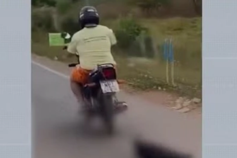 Homem é preso após matar e arrastar cachorro na traseira de motocicleta