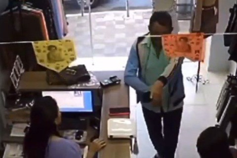 VÍDEO: Homem rende funcionária e rouba loja de roupa e clientes, em Patos