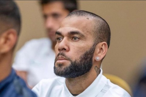 Daniel Alves paga fiança de 1 milhão de euros, e juízes esperam passaportes para libertar jogador