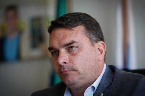 Privatização das praias: Flávio Bolsonaro decide alterar PEC