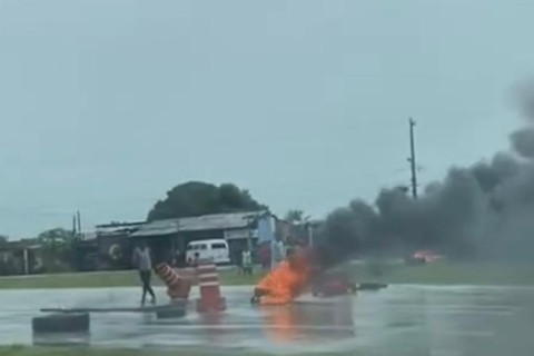 Vídeo: manifestantes interditam trecho da BR-101, próximo à divisa entre Paraíba e Pernambuco