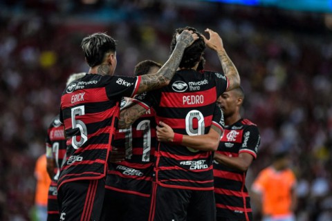 Flamengo goleia Atlético-MG e segue na liderança do Brasileiro - VEJA OS GOLS