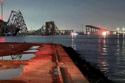 Ponte desmorona após ser atingida por navio nos EUA; equipes procuram pelo menos 7 pessoas na água