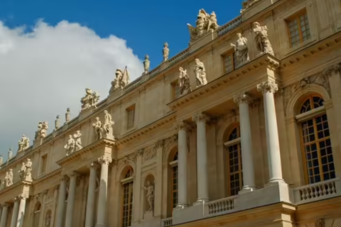 Palácio de Versalhes, na França, é atingido por incêndio