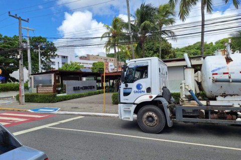 Bar do Cuscuz, quiosques e Hotel Nord Easy são multados por poluição no mar em João Pessoa