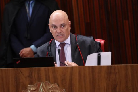 Alexandre de Moraes participa da última sessão na presidência do TSE nesta quarta