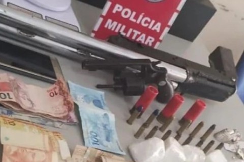 Polícia prende suspeito e apreende armas e drogas em São José de Caiana