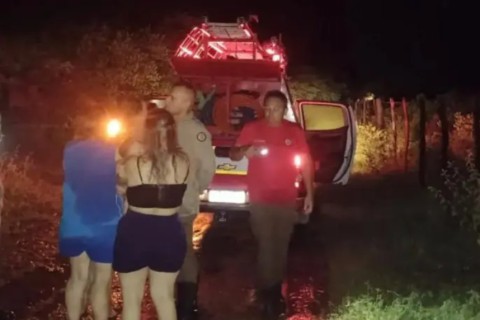 Bombeiros resgatam família após veículo ser arrastado por correnteza em Patos