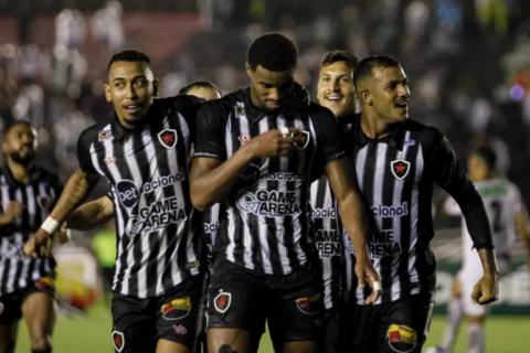 Botafogo marca no final, derrota Ferroviário e segue na liderança da Série C