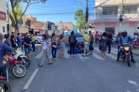 Colisão entre carro e moto deixa mulher ferida em cruzamento das ruas Felizardo Leite e Rui Barbosa, em Patos