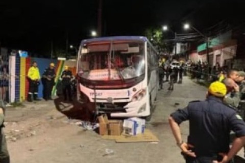 Cinco pessoas morrem e 27 ficam feridas após serem atropeladas por micro-ônibus em procissão