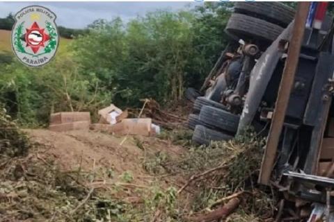 Carreta tomba, e carga de cigarros contrabandeados é apreendida, em Conceição