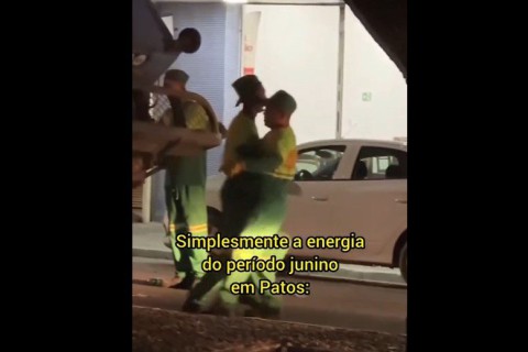 VÍDEO: garis caem no forró enquanto recolhem lixo no Centro de Patos