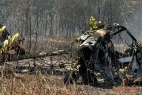 Avião de pequeno porte cai e duas morrem