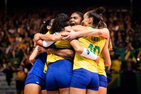 Brasil vence República Dominicana e vai à semifinal no vôlei feminino