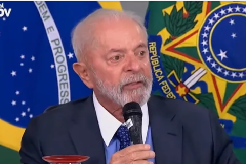 Presidente Lula solicita treinamento de recrutas das Forças Armadas para enfrentar queimadas