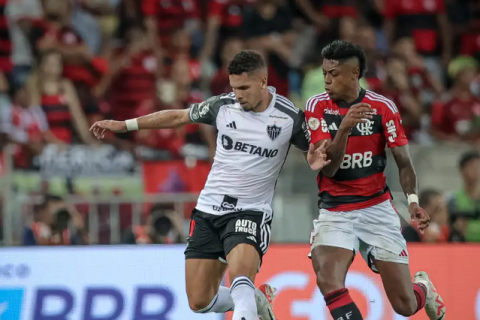 Líder do Brasileiro, Flamengo enfrenta Atlético-MG no Mineirão