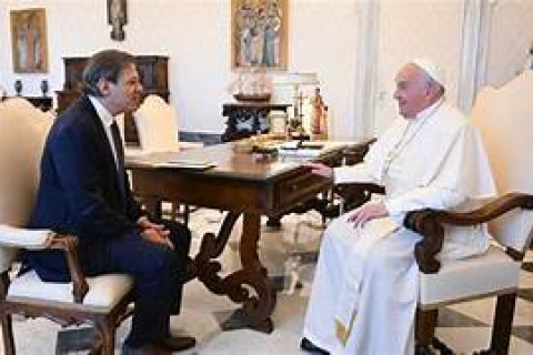 Haddad presenteia papa Francisco com cuia de chimarrão em alusão ao RS