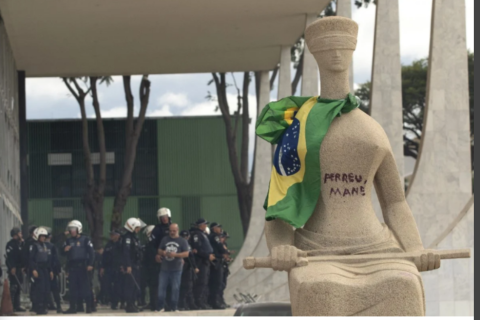 Maioria do STF torna ré acusada de escrever "Perdeu, mané" em estátua