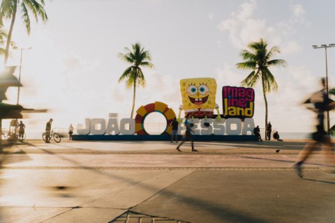 Bob Esponja gigante ‘surge’ na praia de Tambaú, em João Pessoa