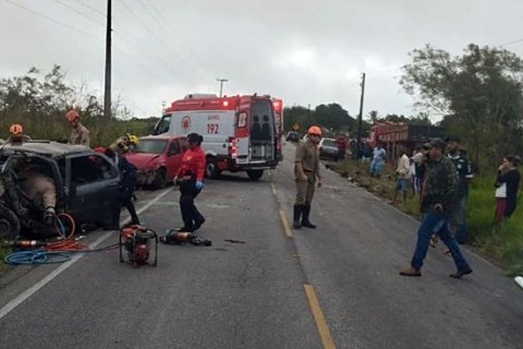 Acidente envolvendo dois carros e um caminhão tira vida de adolescente de 17 anos; Veja