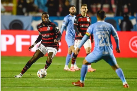 Flamengo leva sufoco na altitude, vê Rossi brilhar e avança na Libertadores