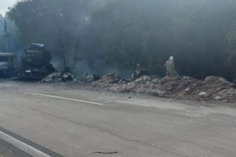 Morre motorista de caminhão que pegou fogo após colisão com carreta na BR-101