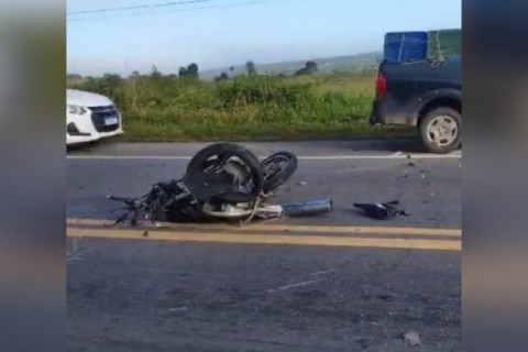 Colisão entre moto e carro deixa um morto na BR-104, no Agreste da Paraíba