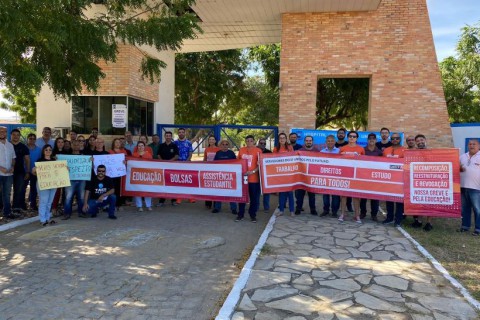 Em Patos, ato em frente ao Hospital Veterinário da UFCG mostra união na greve dos professores e técnicos do ensino federal