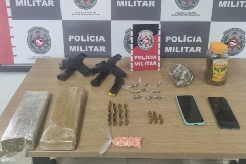 Polícia captura dupla suspeita de tráfico em residencial em João Pessoa e encontra armas e drogas embaixo de cama