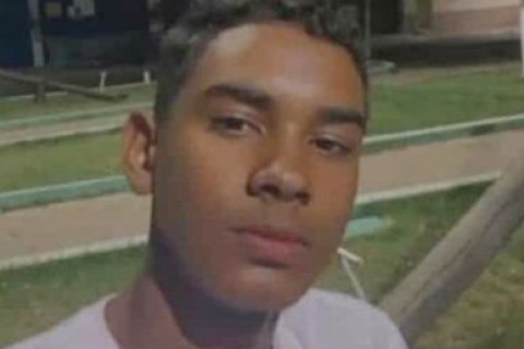 Adolescente de 16 Anos é morto a tiros em praça pública de Santana de Mangueira