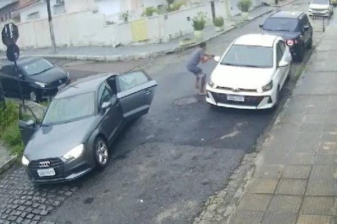 Bandidos aterrorizam populares e roubam carro em frente a condomínio em João Pessoa