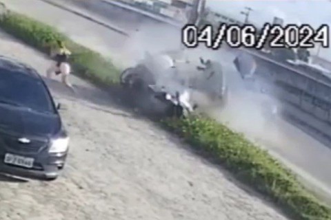 VÍDEO: mulher escapa por pouco de acidente que destruiu carro e poste e deixou um morto, em Cabedelo