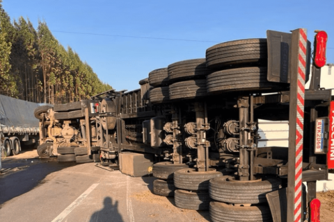 Carreta tomba e interdita trecho da BR-230 em Cruz do Espírito Santo