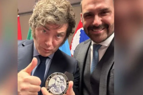 Bolsonaro presenteia Milei com medalha de "imbrochável" e "incomível"