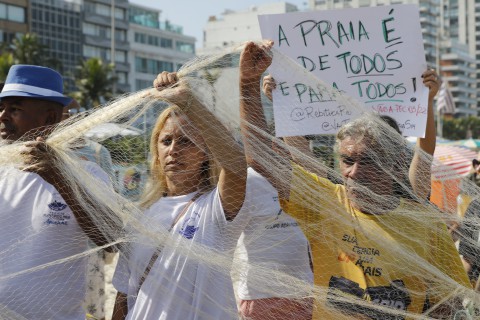 Manifestantes protestam contra PEC das Praias na orla do Rio