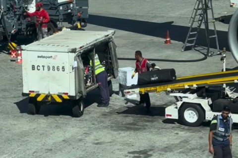 VÍDEO: Gegê Bismarck reclama após funcionários de aeroporto jogarem equipamentos em esteira: “eita, a sanfona!”