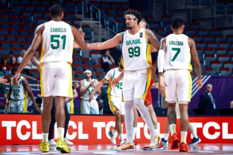 Brasil vence Letônia e se classifica para Paris 2024 no basquete