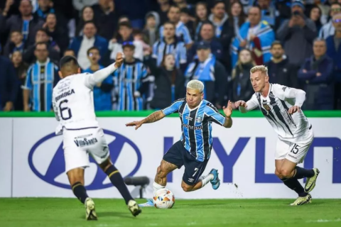 Grêmio enche Couto Pereira, atropela Strongest com show de golaços e renasce na Libertadores