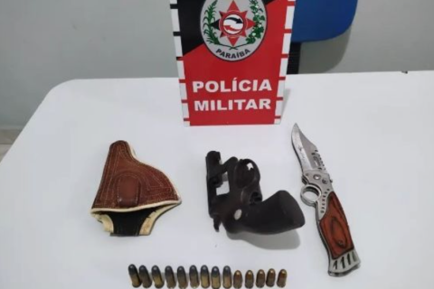 Homem é preso em Emas portando arma de fogo e punhal; Veja