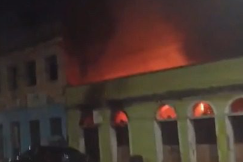 VÍDEO: Incêndio atinge casarão no Centro Histórico de João Pessoa