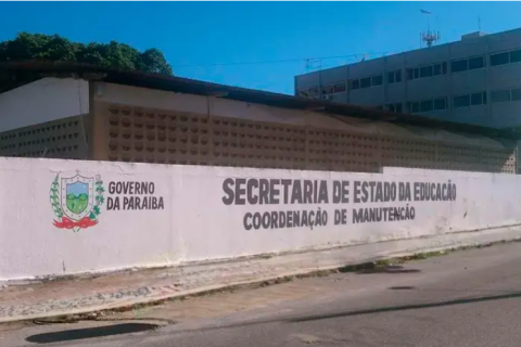 Secretaria de Educação da Paraíba proíbe minissaia, camisa regata e bermuda nas dependências da sede