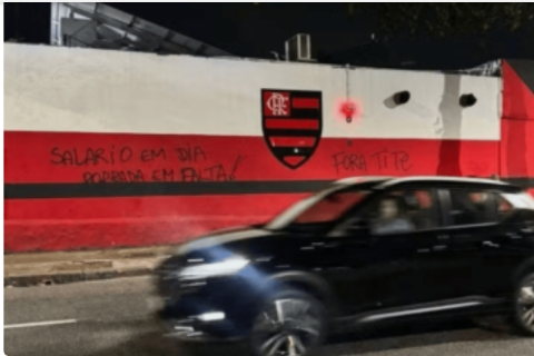 Muro da sede do Flamengo é pichado com ameaça aos jogadores e pedido pela saída de Tite