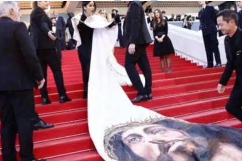 Intolerância religiosa: atriz é expulsa do tapete vermelho de Festival de Cinema por exibir imagem de Jesus em vestido