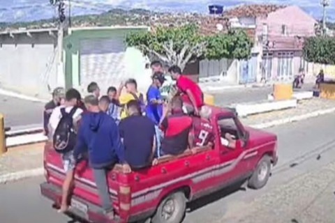 Caminhonete que transportava time de futebol capota e deixa duas pessoas mortas, na Paraíba