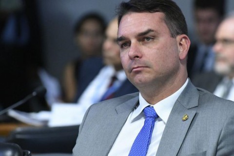 ‘PEC das Praias’: Flávio Bolsonaro muda texto e afirma que o acesso não será restringido