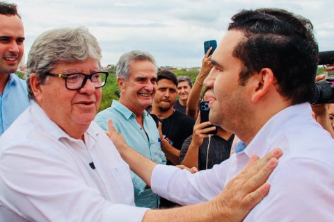 João Azevedo confirma apoio a Jhony Bezerra na disputa em Campina Grande: “Vamos colocar a campanha na rua”