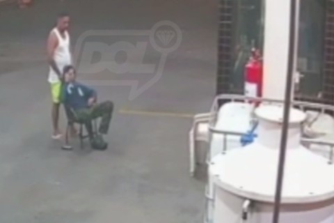 Homem assalta posto de combustível usando o dedo para simular arma, em Piancó